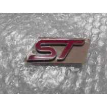 1748488-Ford Original ST-Schriftzug vorne Ford Fiesta ST 2013-2017
